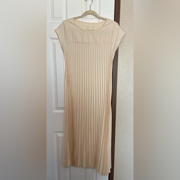 Boutique‎ Cream Pleated Dress Size Small - Picture 3 of 8